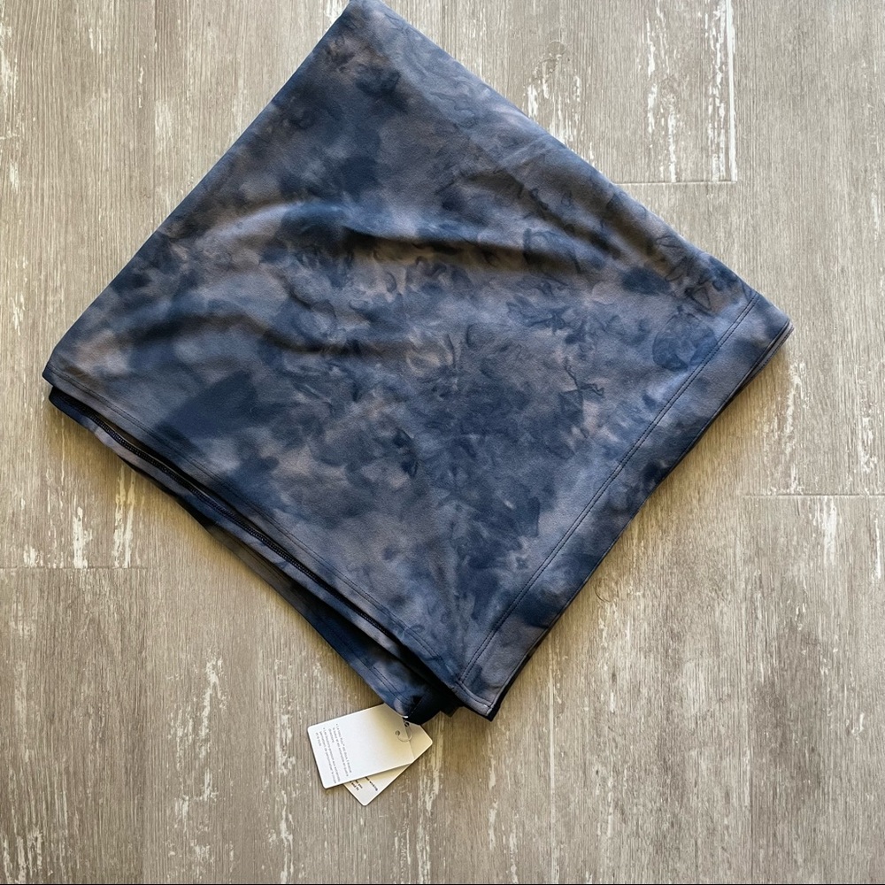 Lululemon Customizable Snap Scarf - Diamond Dye Navy - Picture 3 of 6